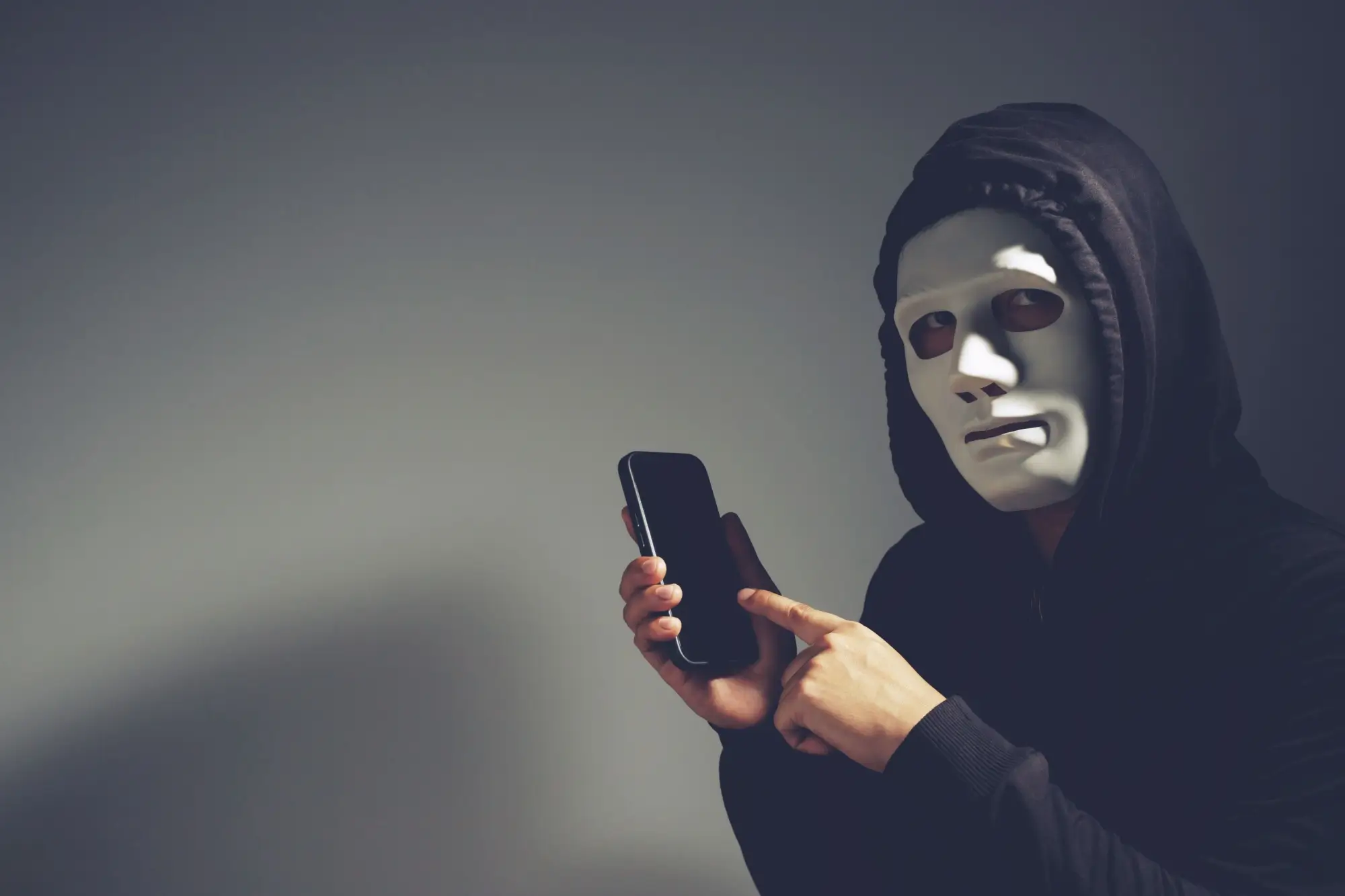 Muž v masce s telefonem