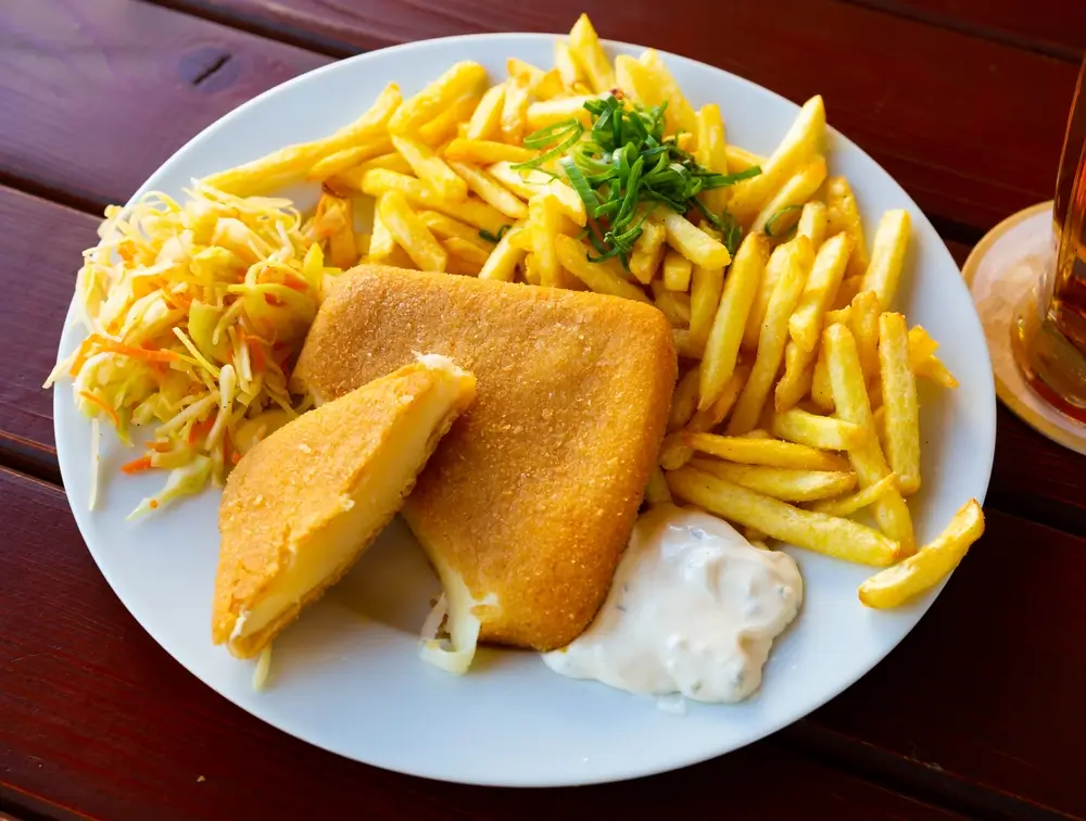 smažen&yacute; s&yacute;r s hranolky a tatarkou