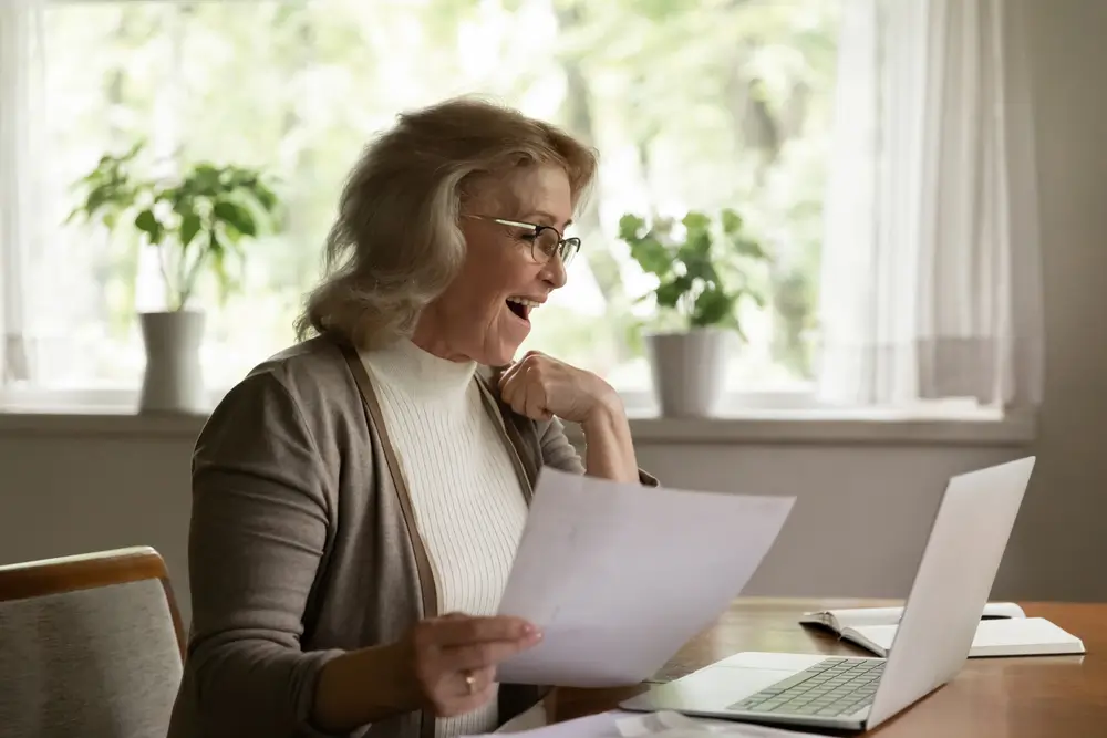 Stát vám po padesátce dá peníze. Víte, jak si o ně říct?