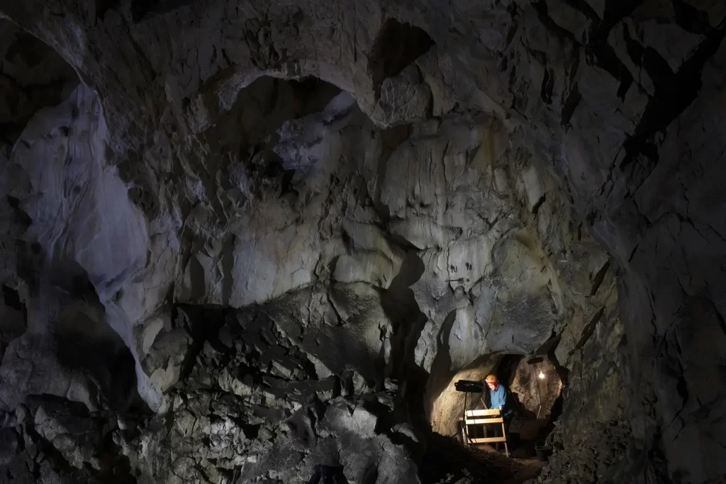 Archeolog je v jeskyni.