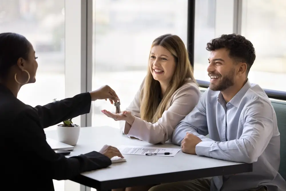 mladý pár si kupuje byt