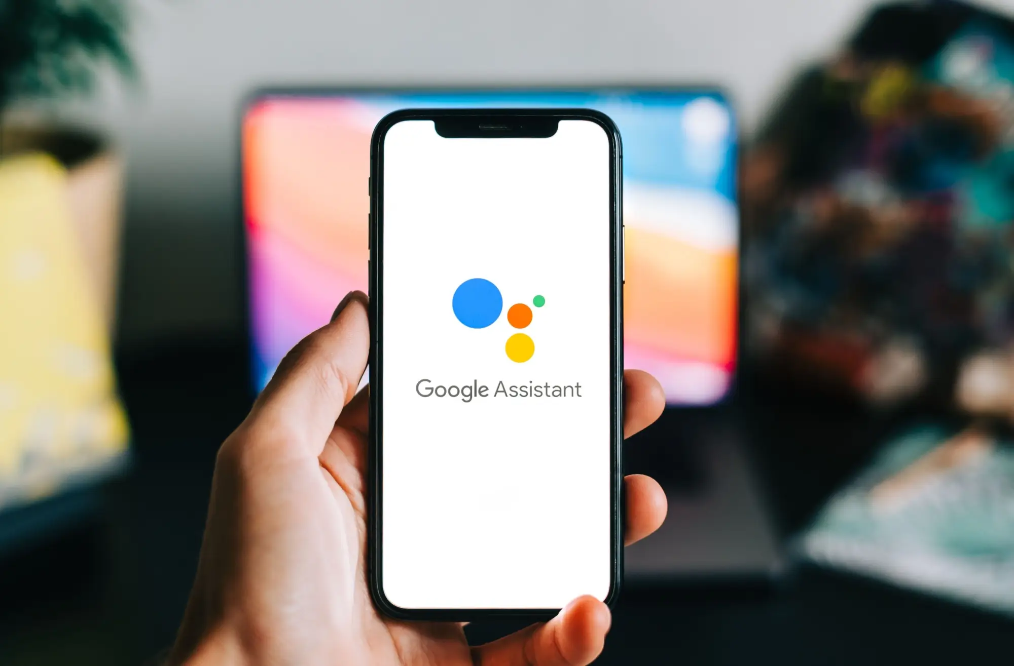 Logo Google Assistant na obrazovce mobilu