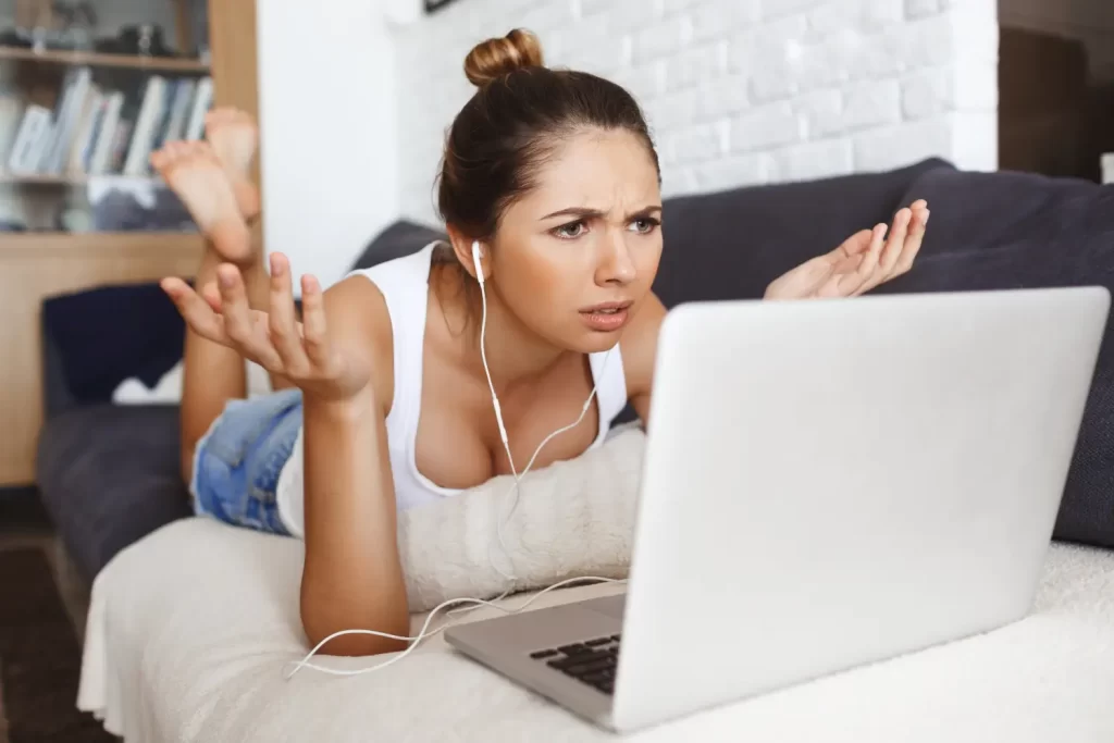 Žena je na internetu a rozčiluje se.