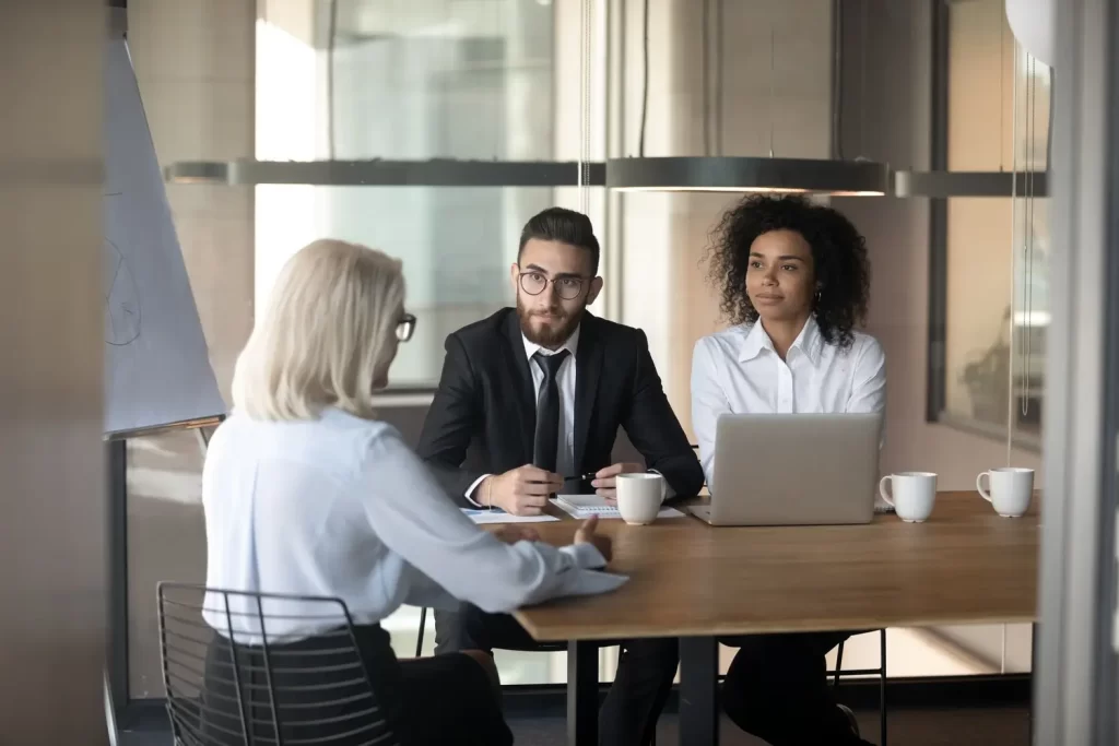 Prob&iacute;h&aacute; pracovn&iacute; pohovor.