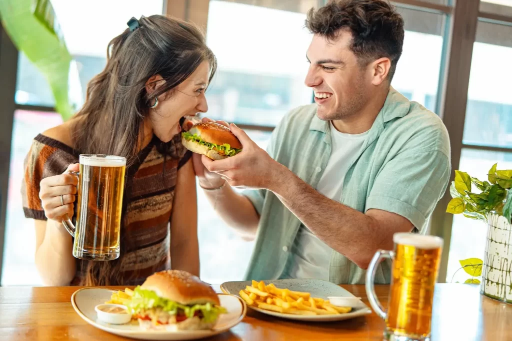 Dva lidé se občerstvují ve fastfoodu.