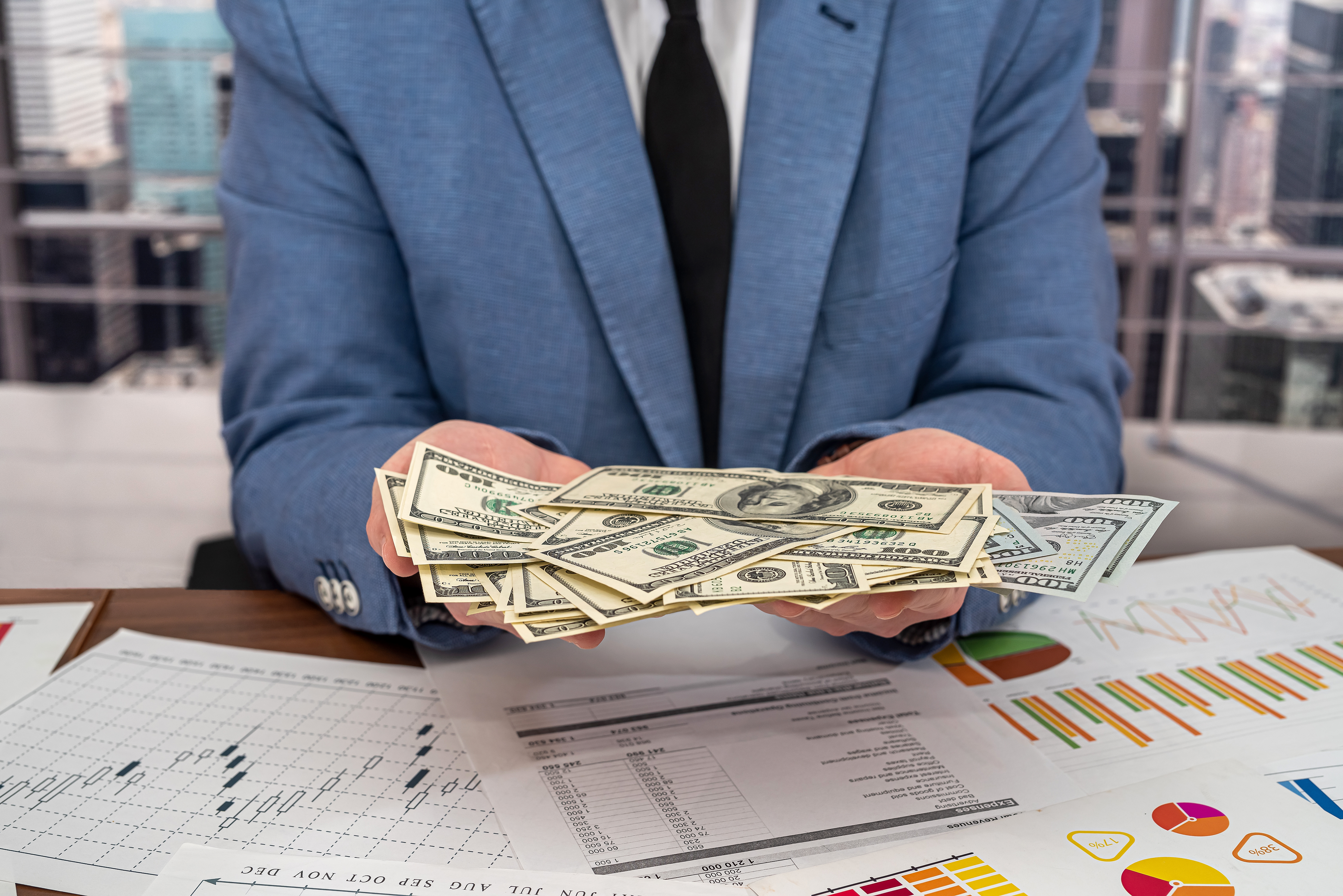 Připadá vám v pořádku, aby váš kolega měl právo vědět, kolik berete? Na Čechy se řítí tato šílenost