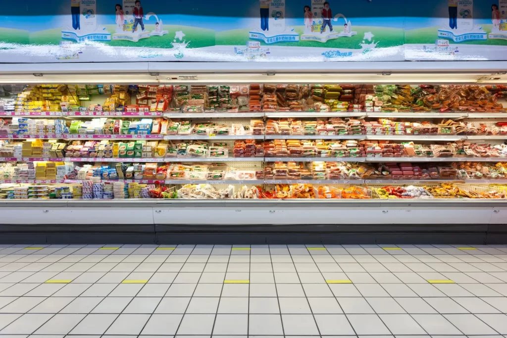 Vidíme regál se zbožím.