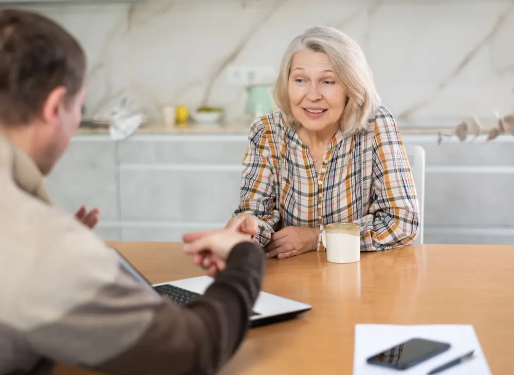 žena podepisuje smlouvu