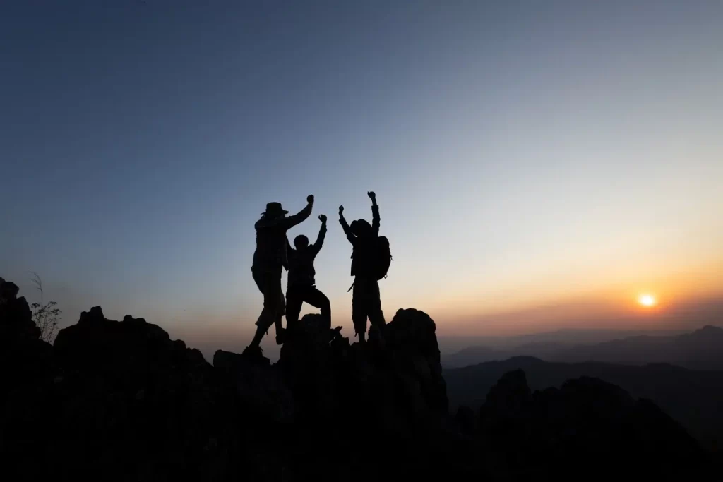 Lidé se radují, když vystoupali na vrchol.