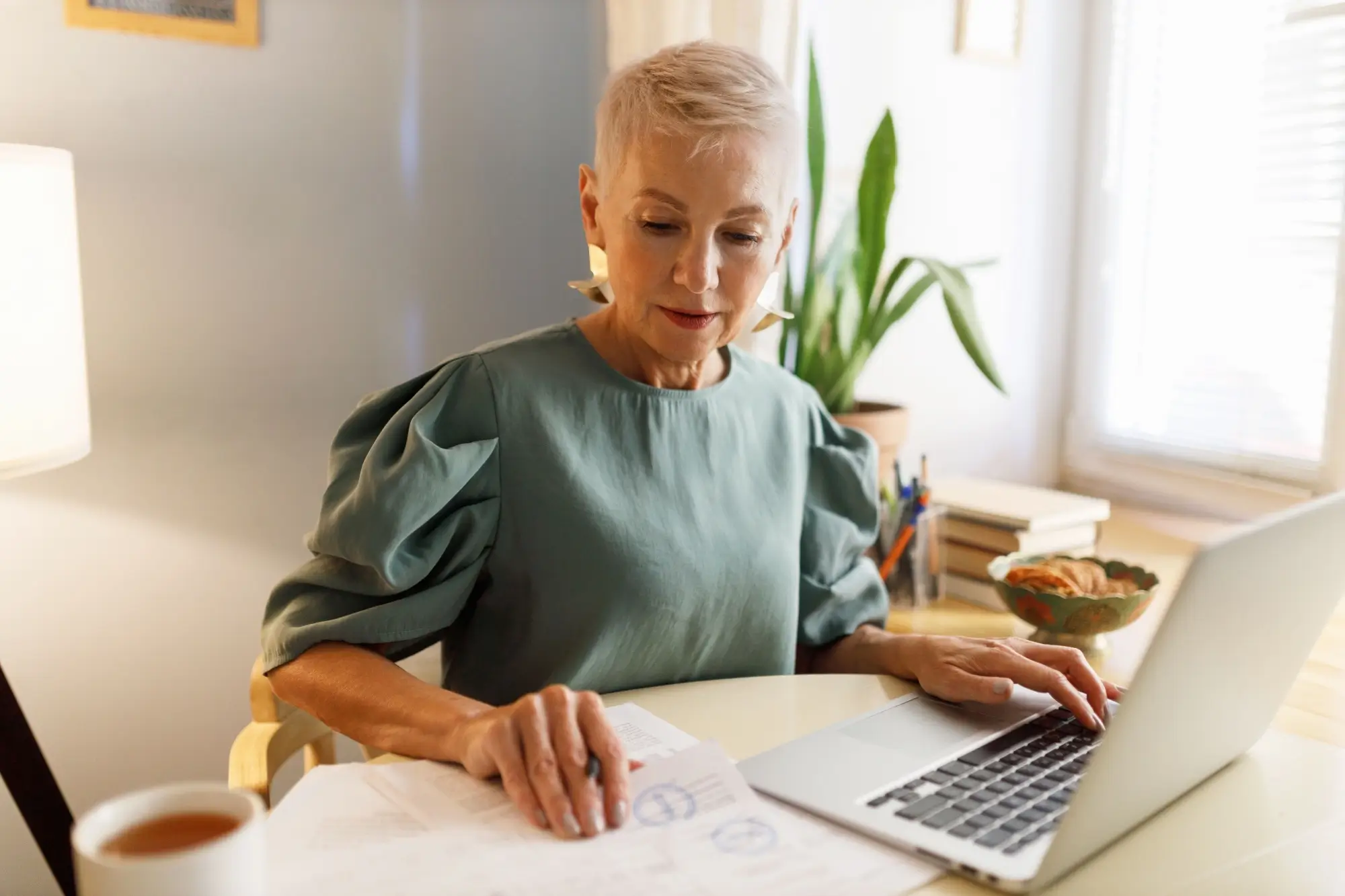 Žena kontrolující smlouvu