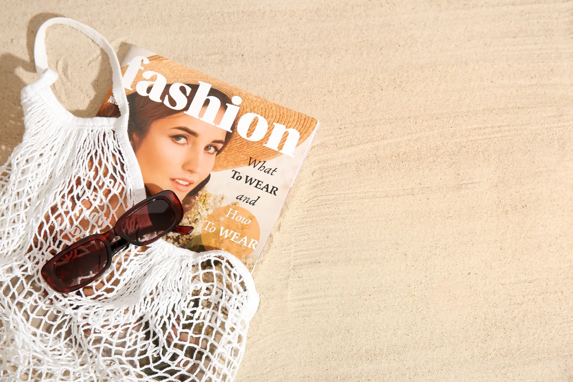 Síťovka, sluneční brýle a módní časopis