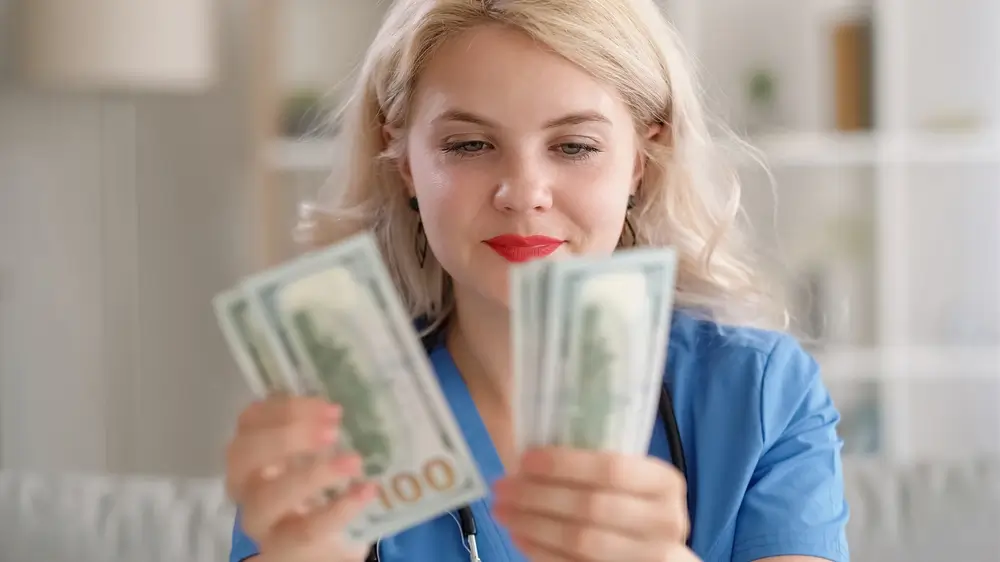žena s penězi