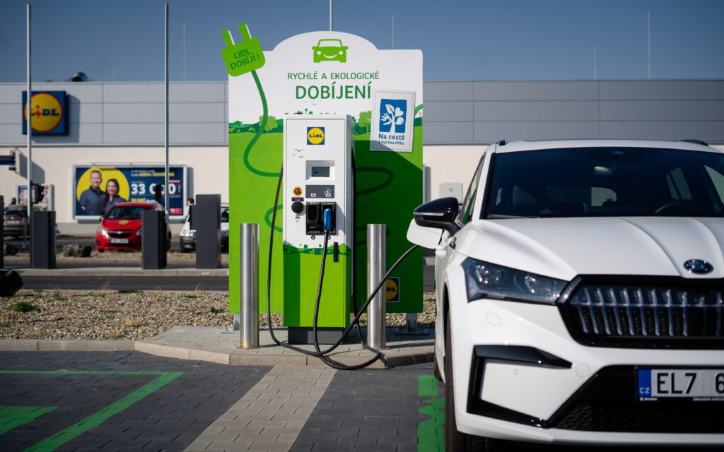 parkoviště u Lidlu, auto stojí u dobíjecí stanice