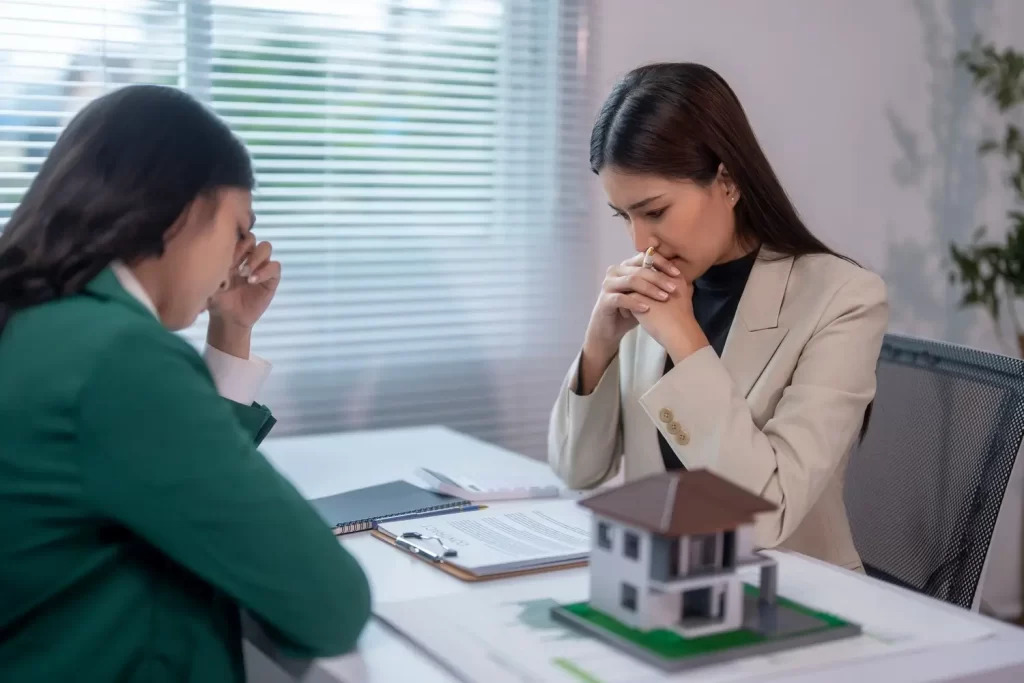 Žena přemýšlí nad papírem.