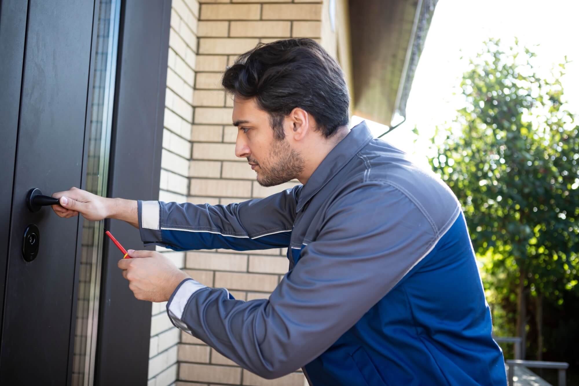 Zabouchl dveře, přišel o 26 tisíc. Tihle řemeslníci vás oholí líp než holič!