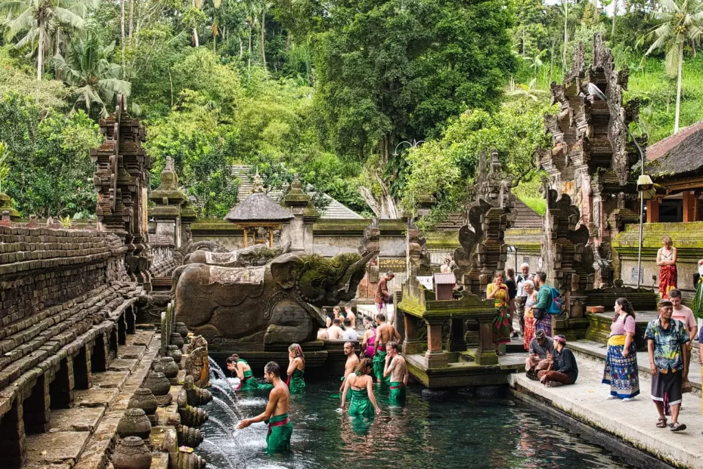 Turisté se koupají na Bali.