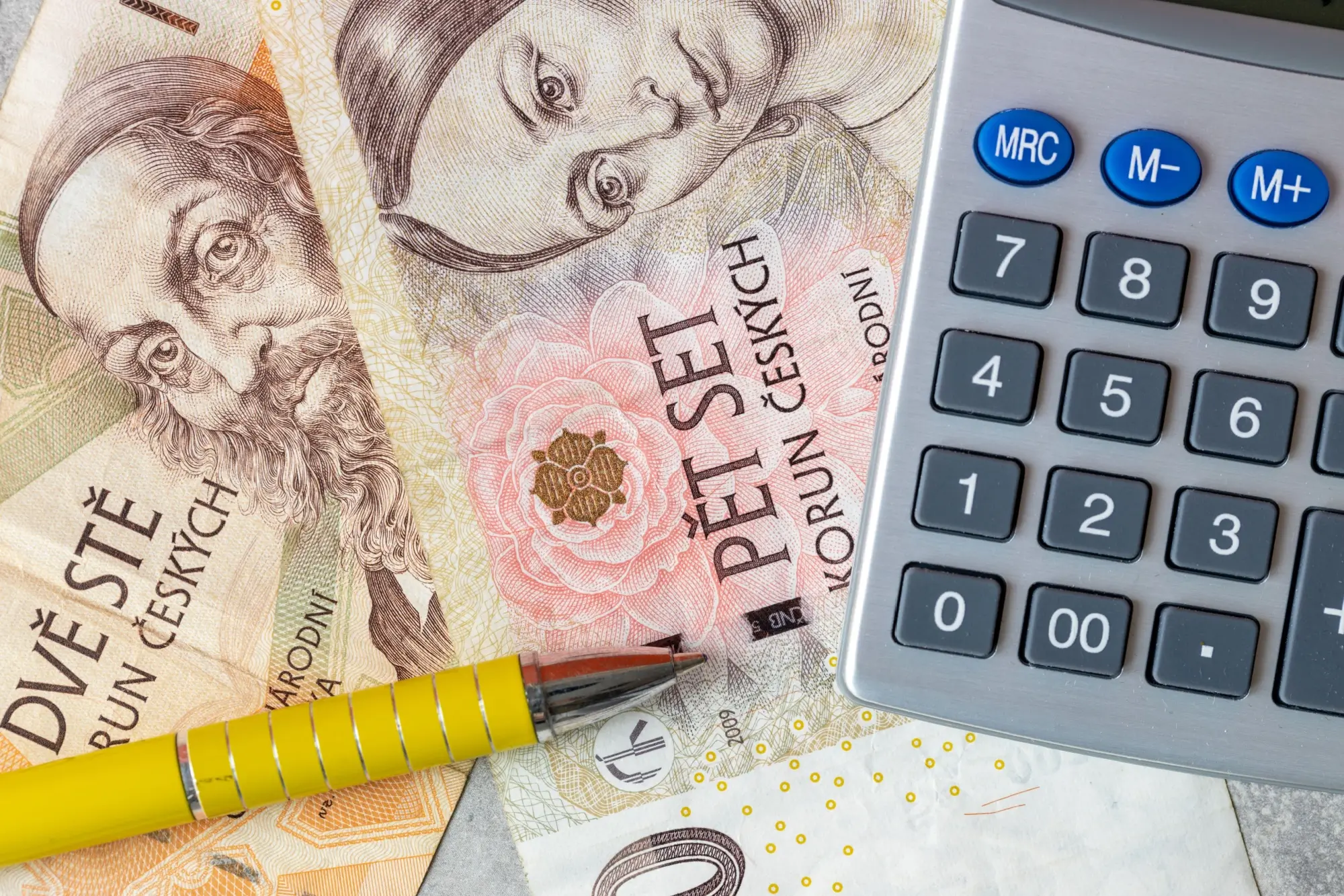 Peníze, propiska a kalkulačka