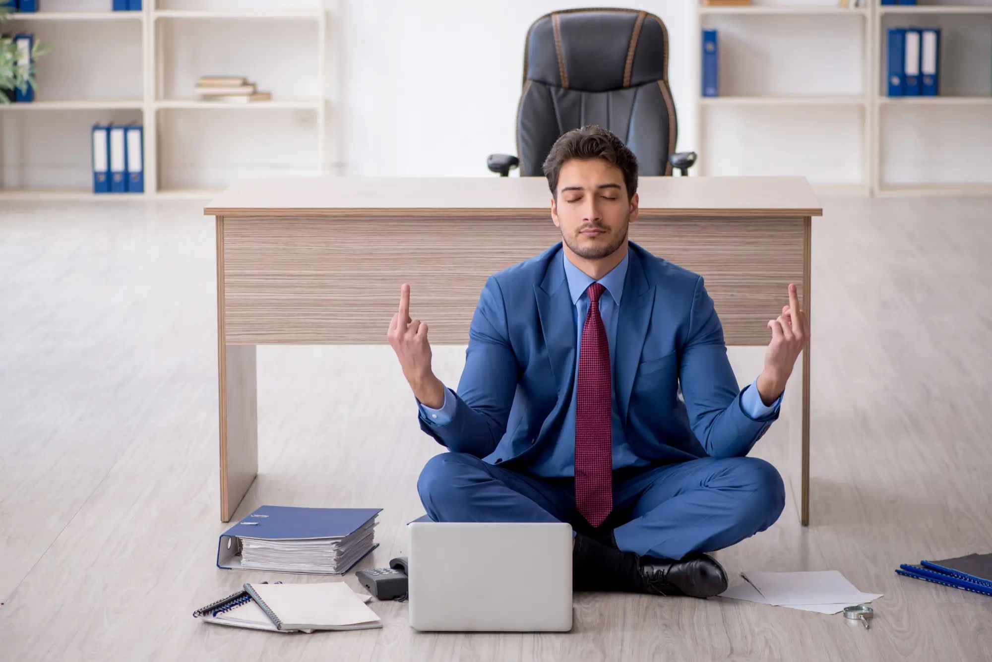 Mladý muž se vztyčenými prostředníky v práci