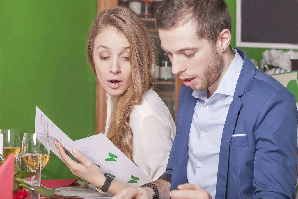 Lid&eacute; se div&iacute; ceně v restauraci.