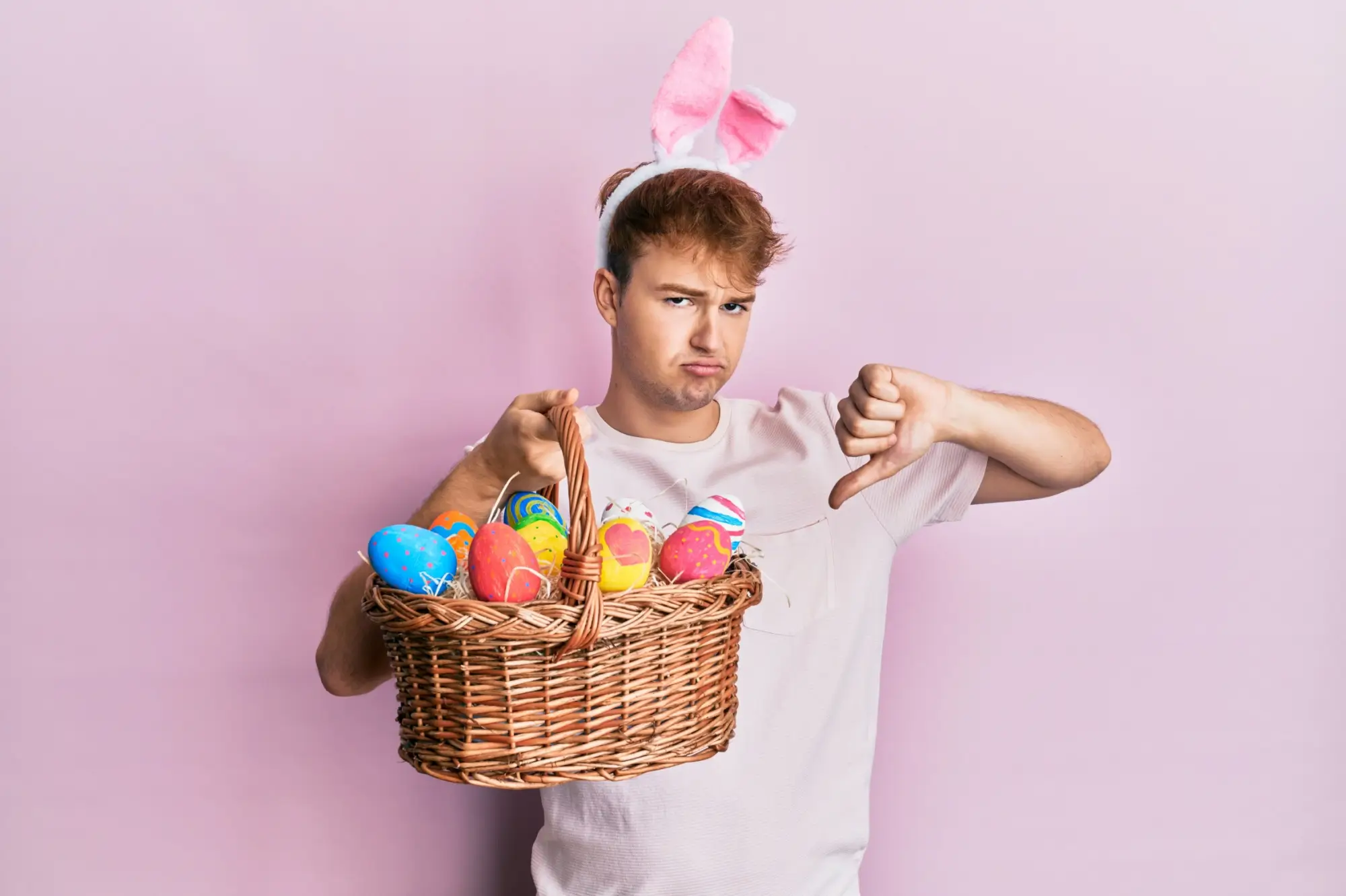 Nešťastný muž s košíkem velikonočních vajec