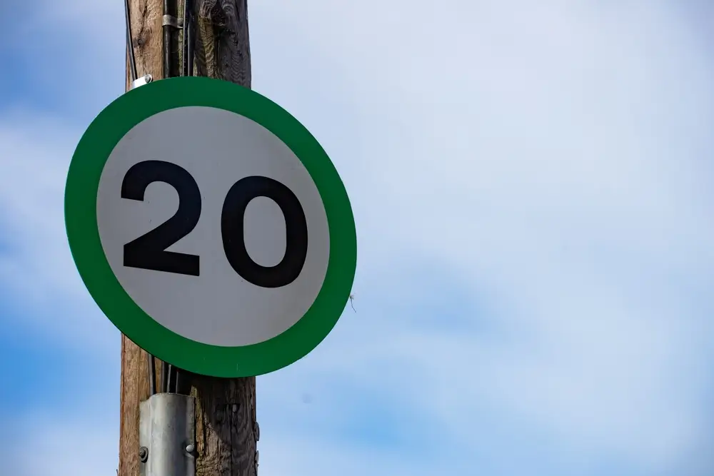 značka se zelen&yacute;m okrajem