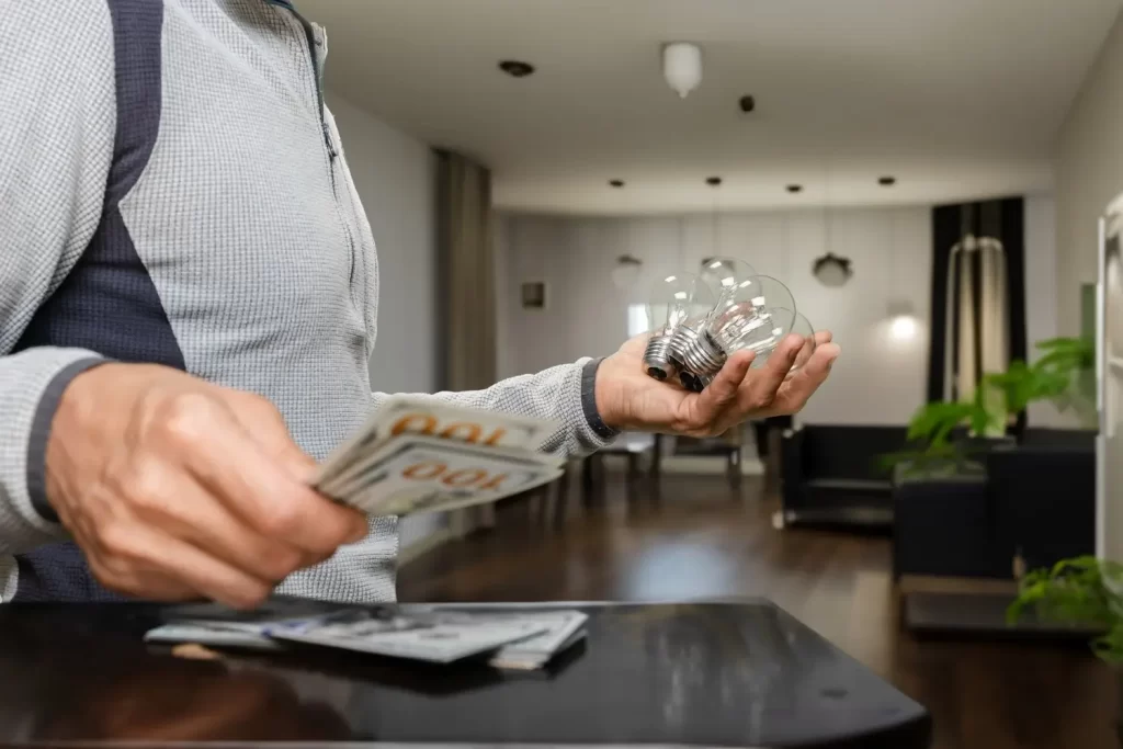 Osoba drž&iacute; ž&aacute;rovky.