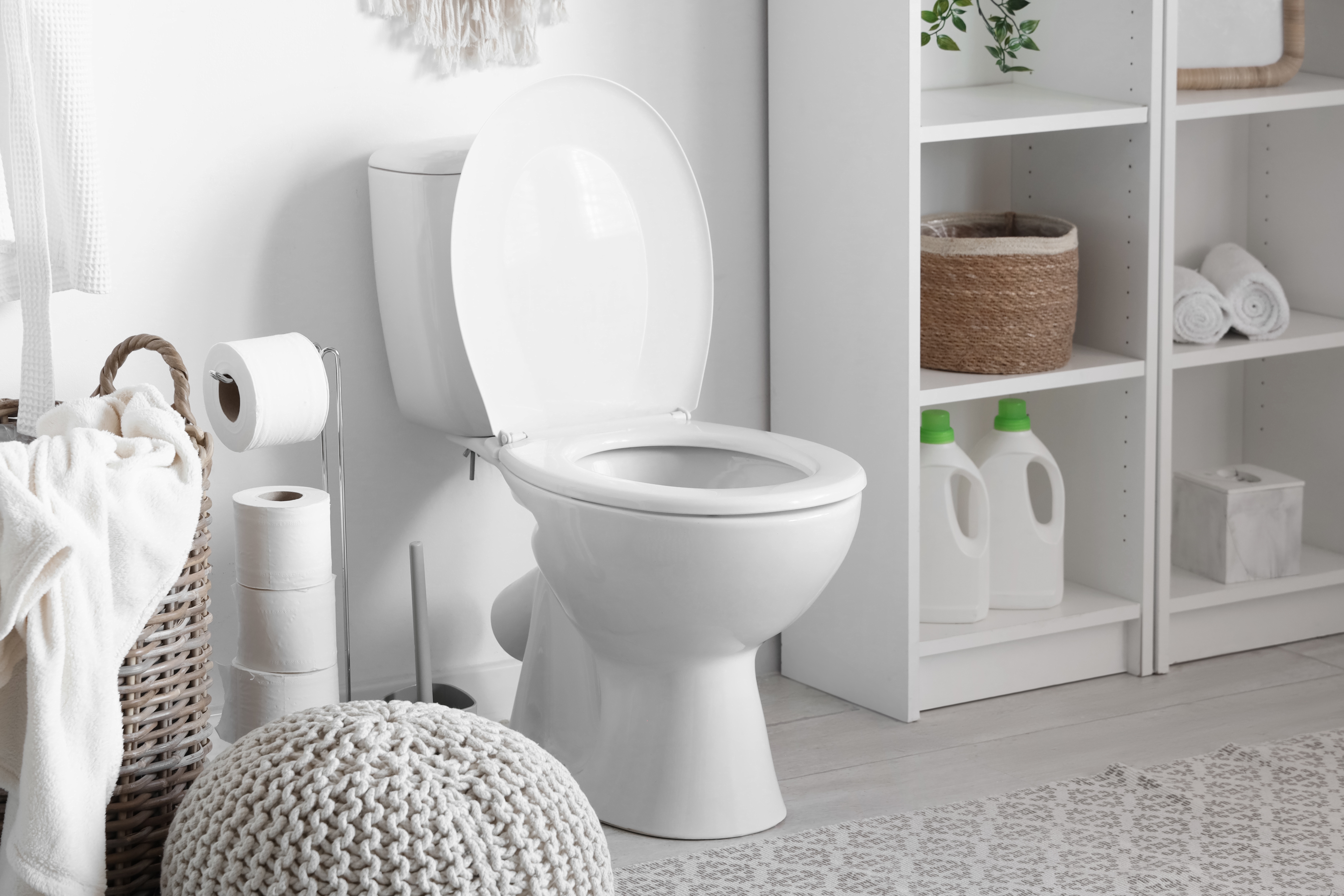 Jak odstranit žluté skvrny a vodní kámen z toalety. Toto je trik na Nobelovku, přírodní a nic nestojí