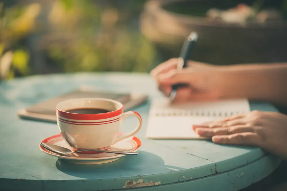 k&aacute;va na stole