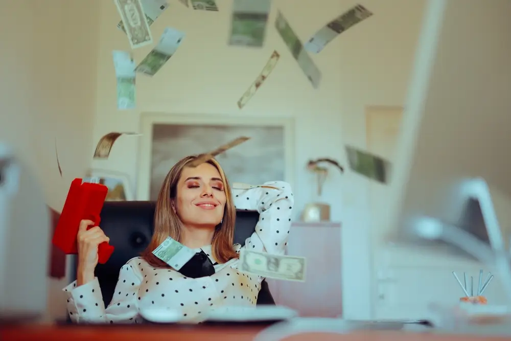 žena rozhazuje pen&iacute;ze