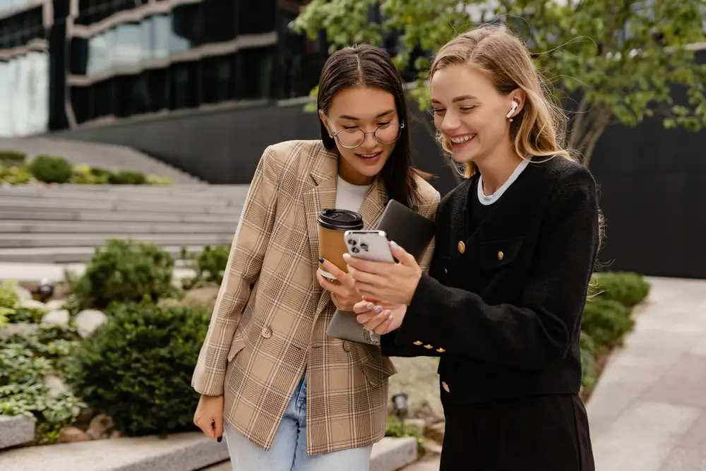 ženy, kter&eacute; si pov&iacute;daj&iacute;