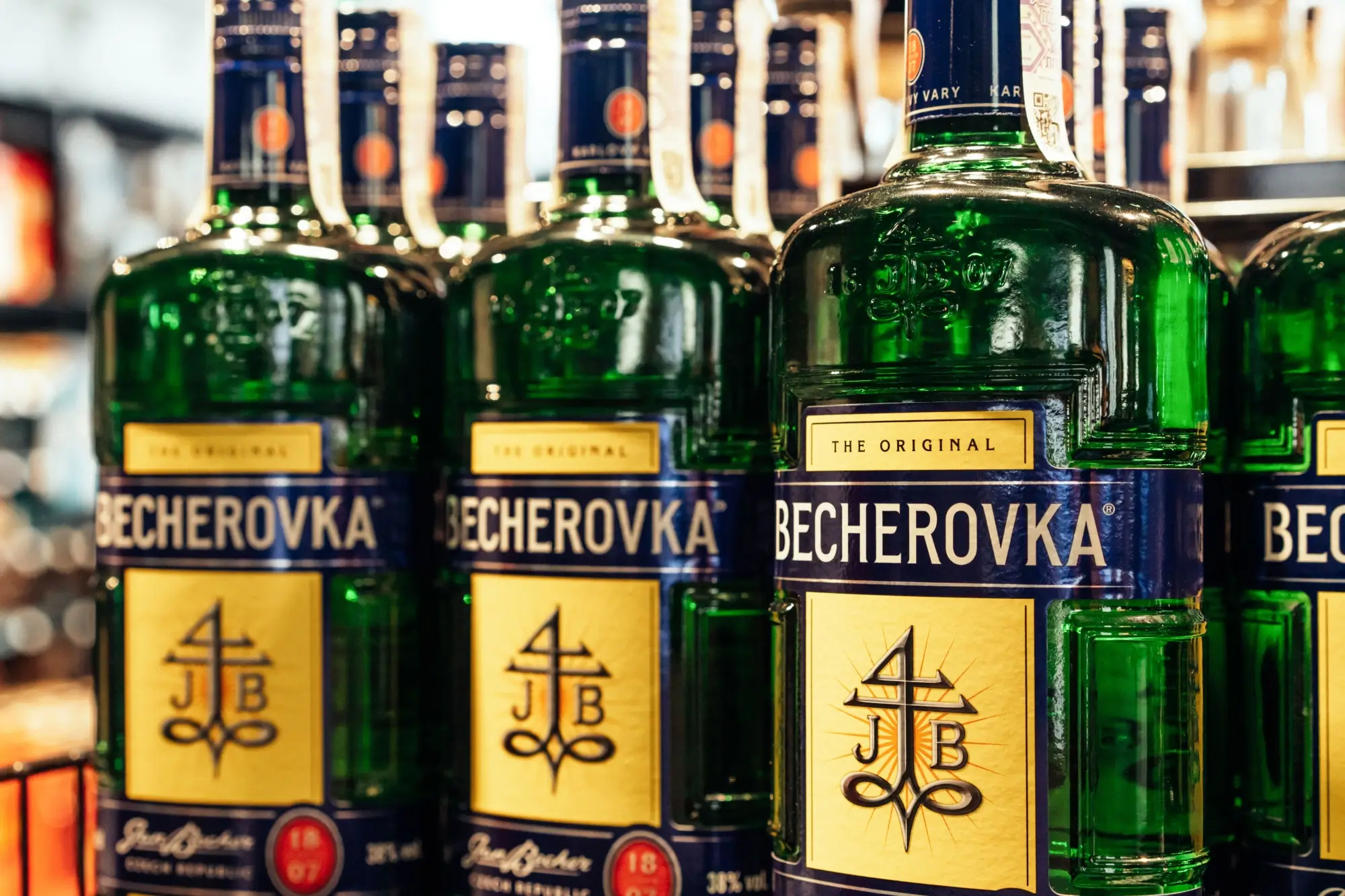 Láhve Becherovky v obchodě