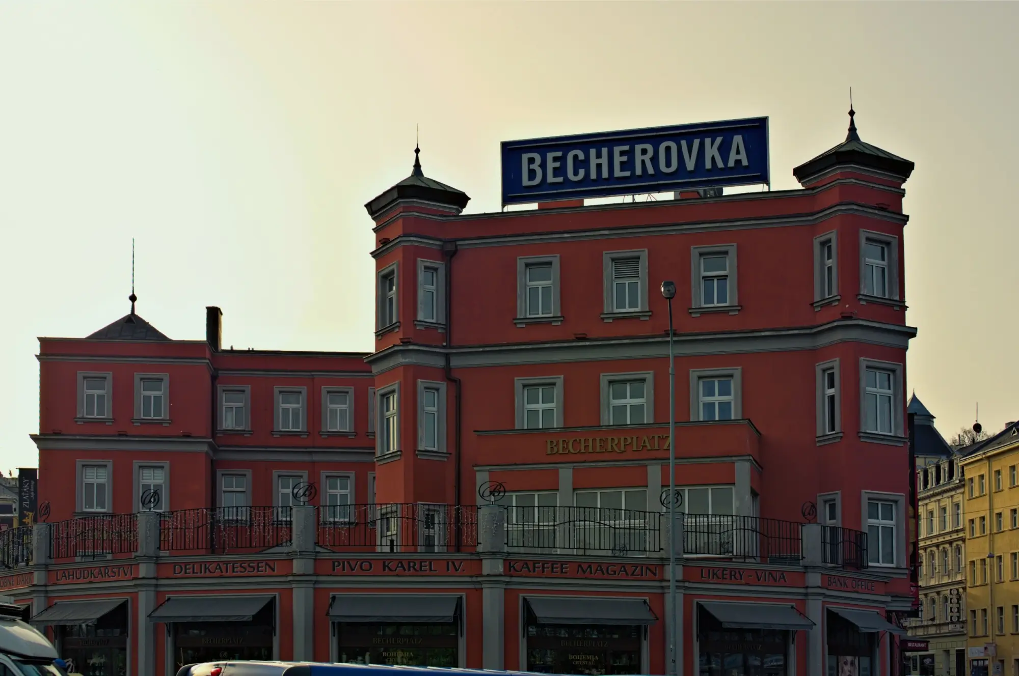 Budova s nápisem Becherovka v Karlových Varech