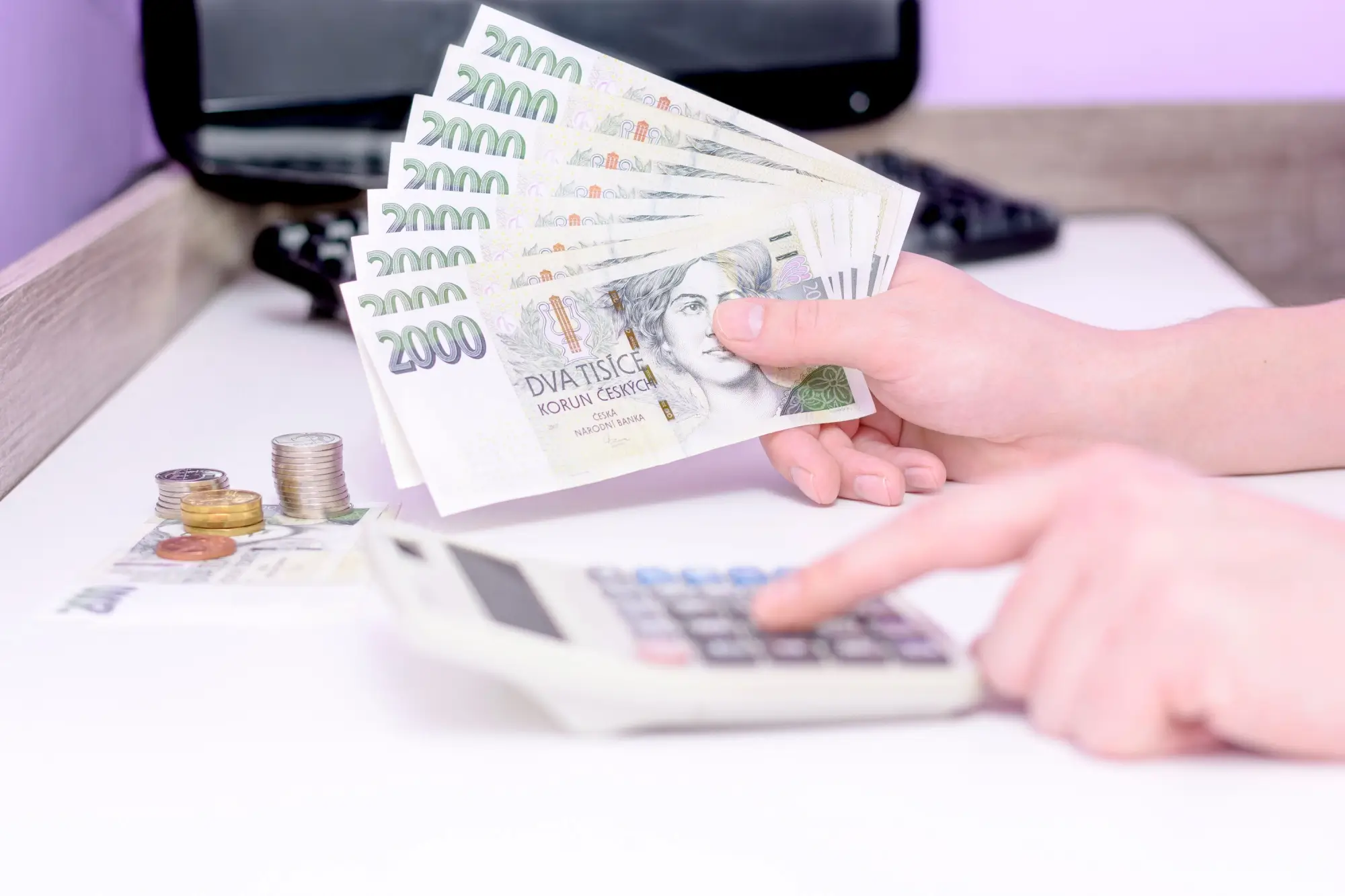 Poč&iacute;t&aacute;n&iacute; peněz na kalkulačce