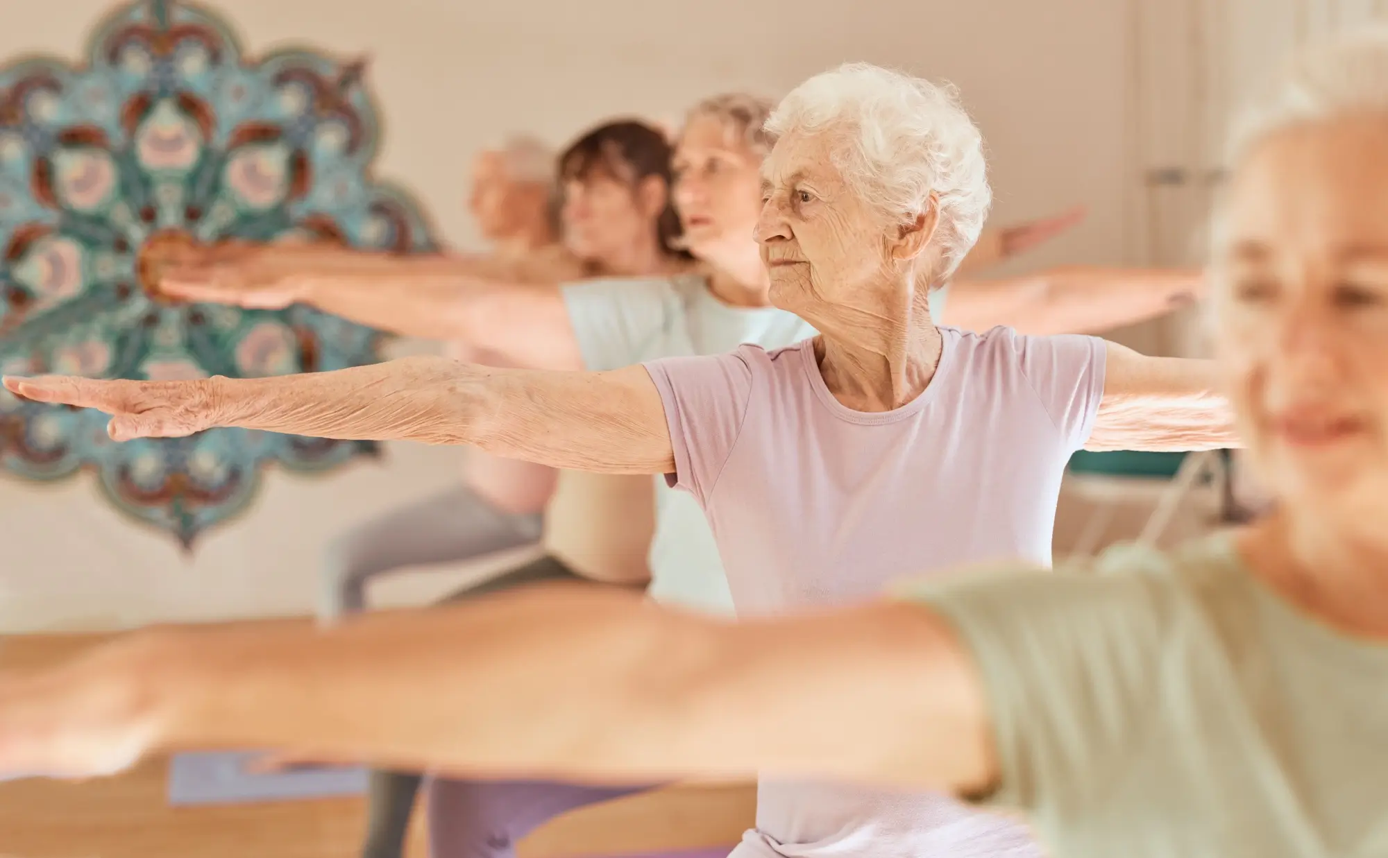 Seniorky cvičící jógu