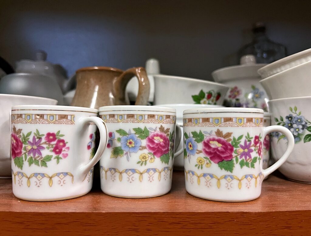 Starý porcelán - hrnečky - na polici