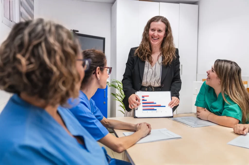 Lidé v zaměstnání s managerem