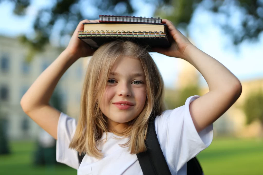 D&iacute;vka s knihami na hlavě. 