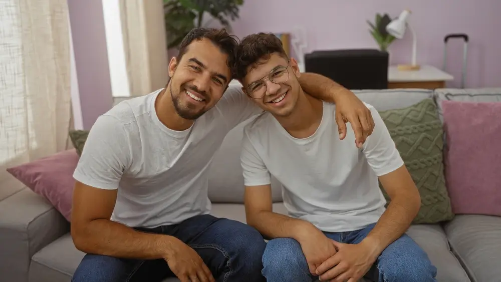 Otec se synem na gauči.