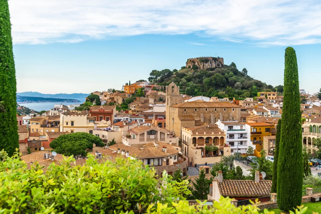 Španělské domy s výhledem na moře.