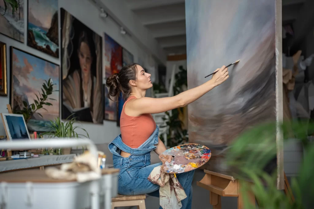 žena maluje