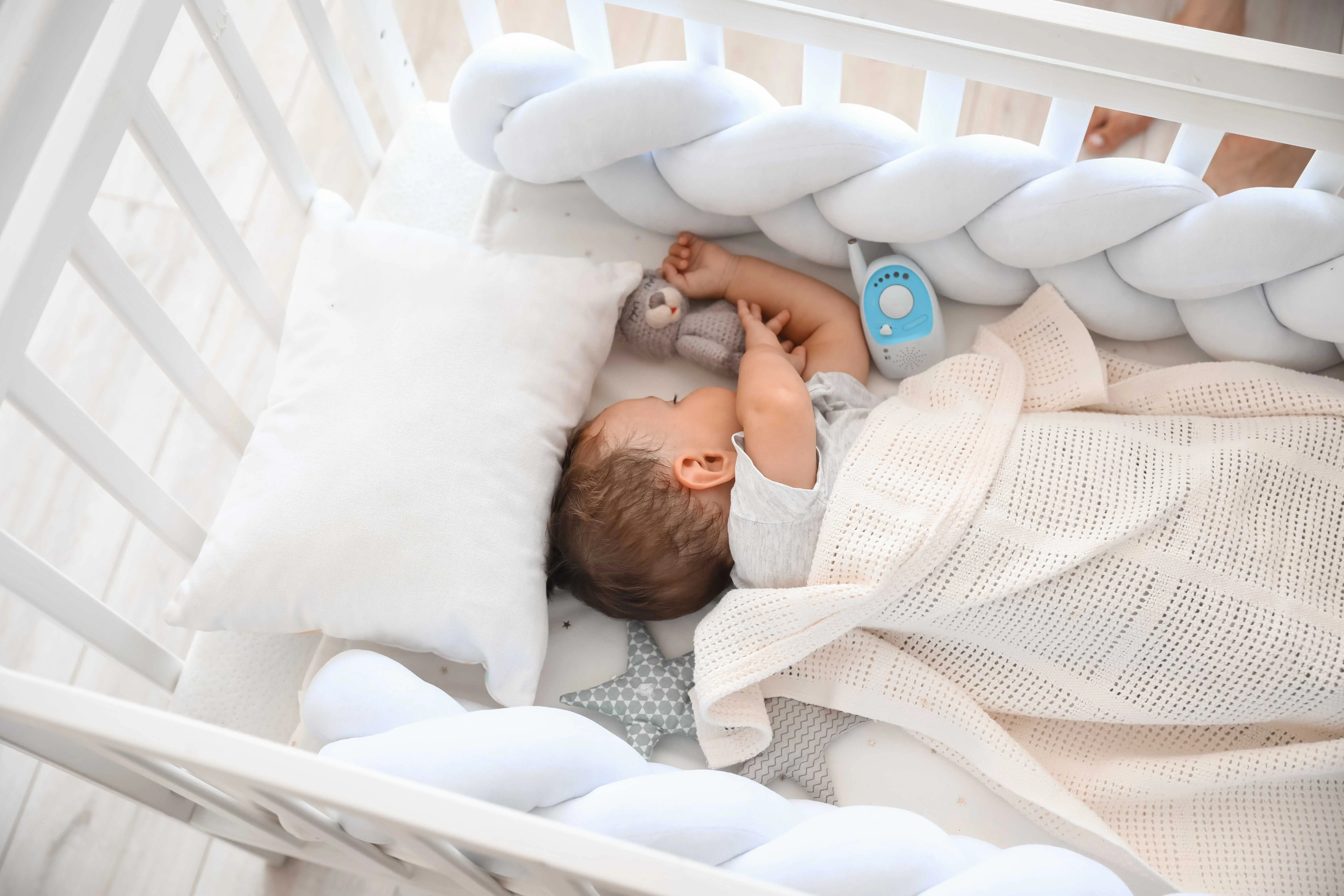 Tento detail na dětské postýlce může být smrtelně nebezpečný. Rodiče ho přitom považují za roztomilý doplněk