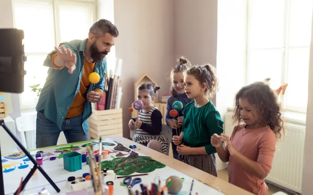 Učitel prvn&iacute;ho stupně s dětmi.