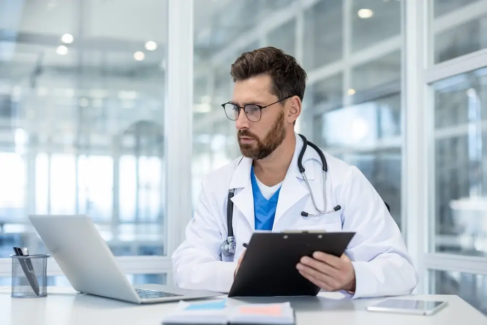 Lékař u notebooku. 