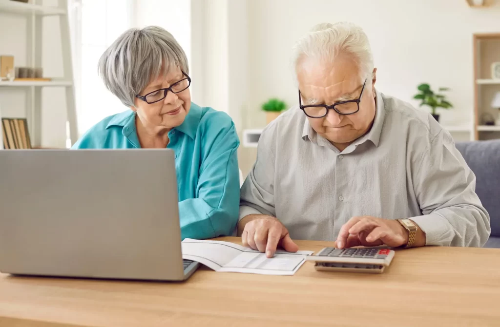 Starší muž a žena počítají
