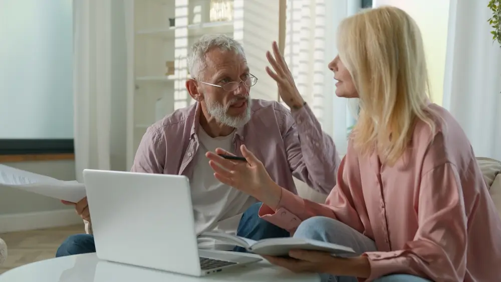 Muž se hádá se ženou. 