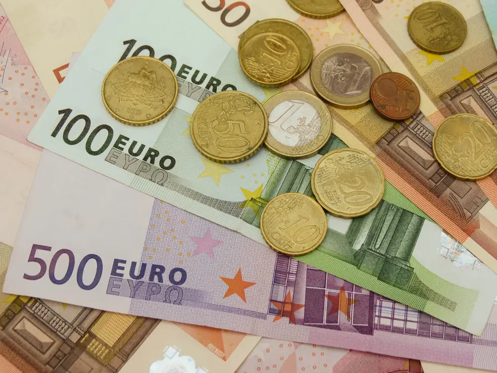Eura (bankovky i mince). 