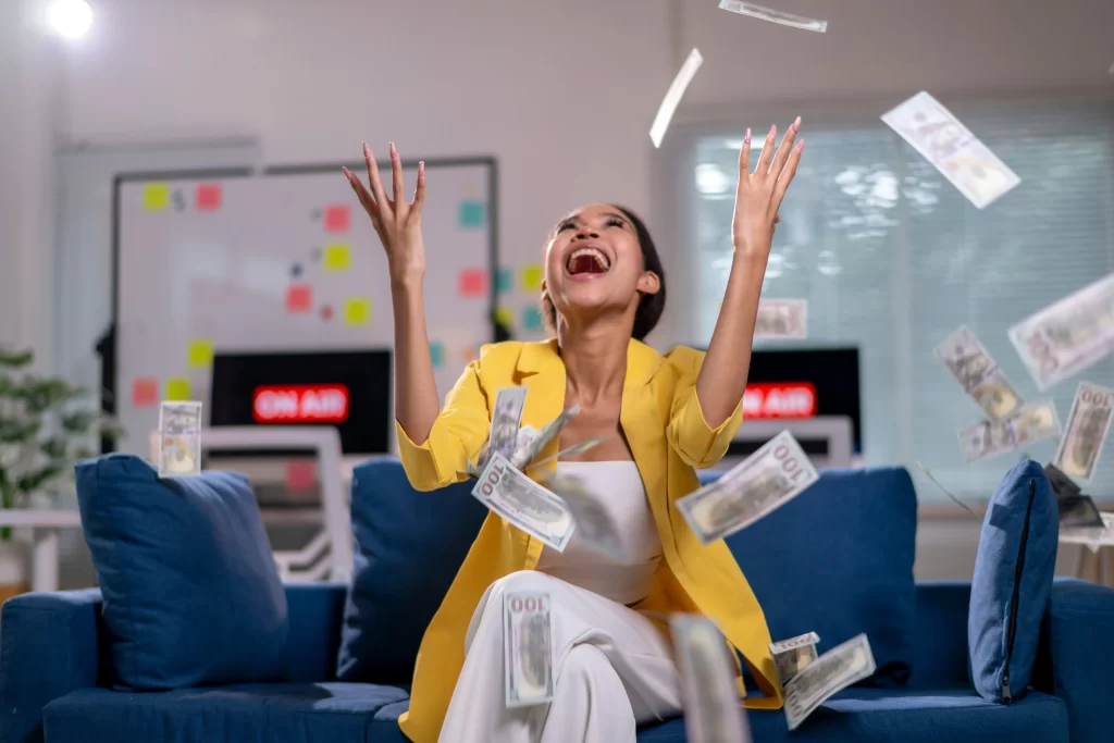 Žena radující se z peněz.
