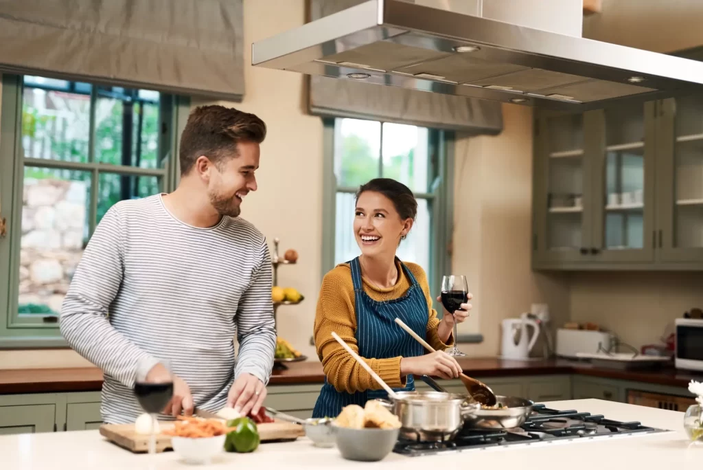 Partneři společně vaří