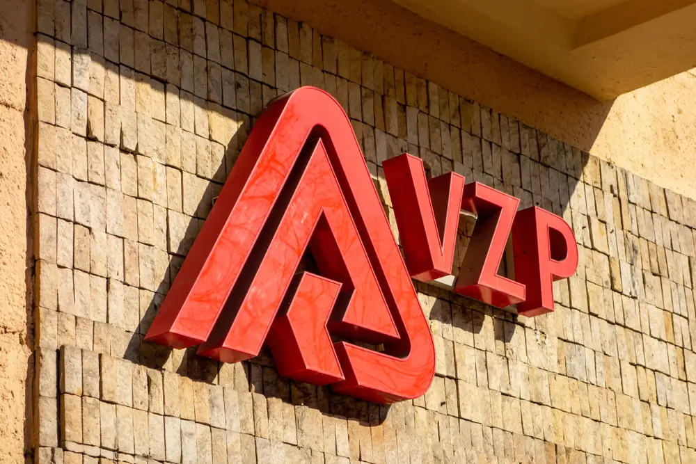 Banner VZP na budově. 