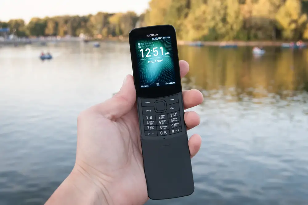 Nokia 8110 v ruce ženy. 